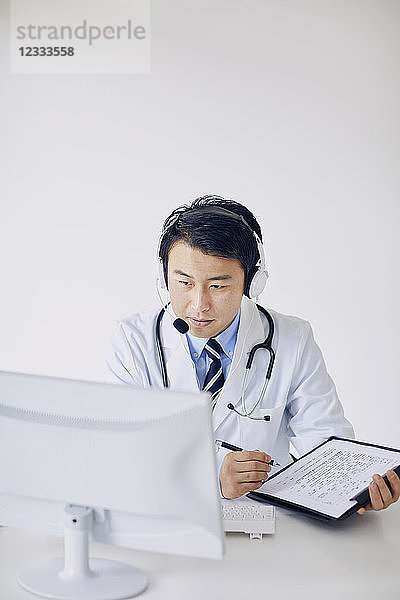 Japanischer Arzt arbeitet aus der Ferne
