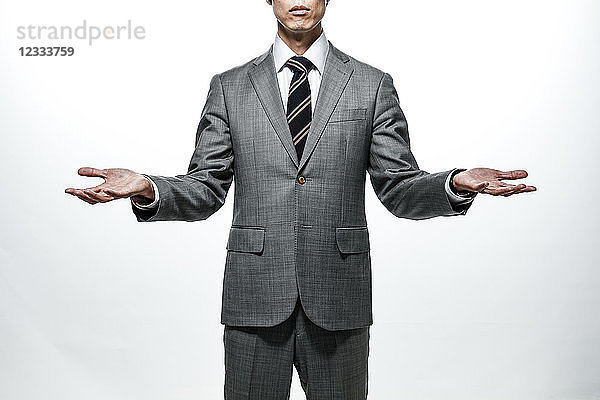 Japanischer Geschäftsmann vor weißem Hintergrund