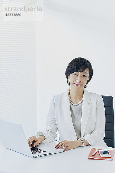 Japanische Senior-Geschäftsfrau im Büro