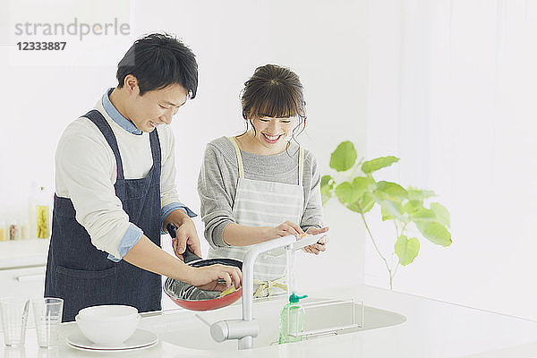 Japanisches Paar beim Kochen in der Küche