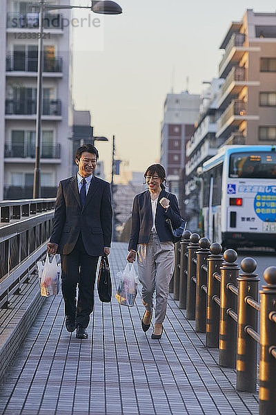 Japanisches Paar auf dem Heimweg von der Arbeit
