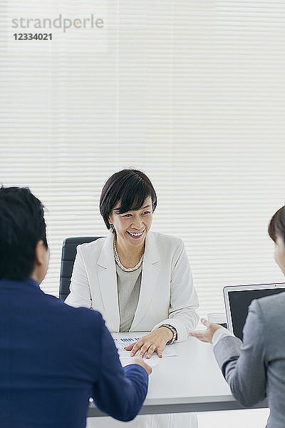 Japanische Senior-Geschäftsfrau bei einer Besprechung im Büro