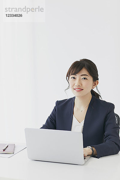 Japanische Geschäftsfrau bei der Arbeit