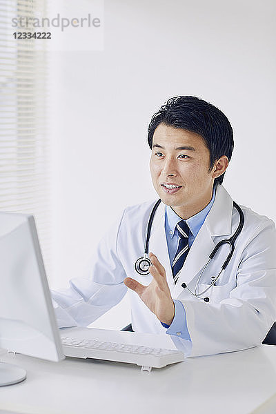 Japanischer Arzt in seinem Atelier