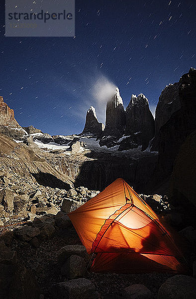 Chile  Patagonie  Nationalpark Torres del Paine  orange tent at night