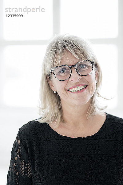 Portrait of smiling mature woman wearing glasses