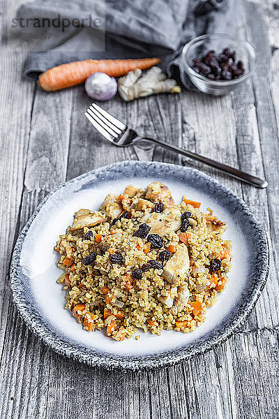 Bulgur with chicken meat  carrot  ginger and raisins