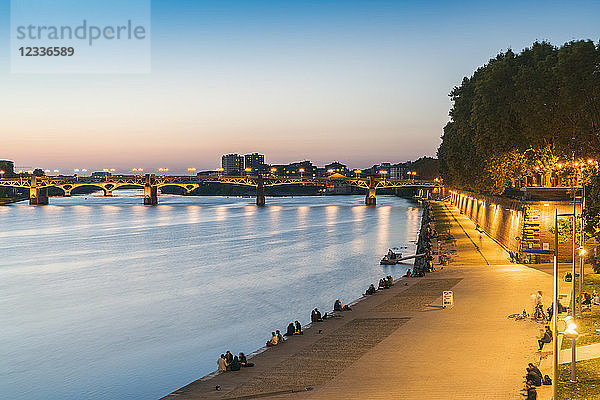 France  Haute-Garonne  Toulouse  Garonne River with Pont Saint Pierre and promenade in the evening light