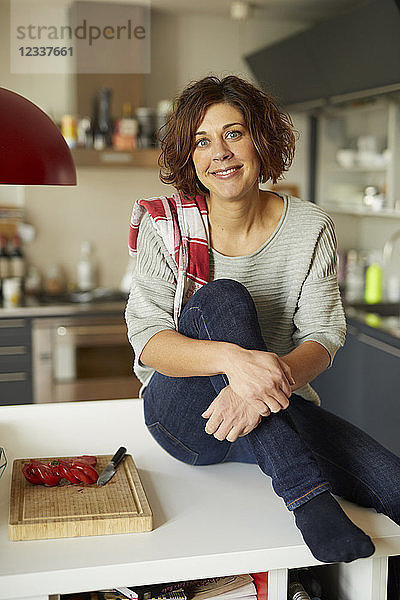Portrait of smiling mature woman in the kitchen