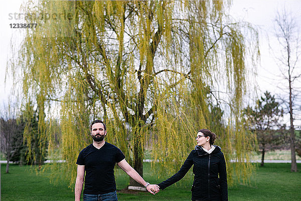 Ehepaar vor Weidenbaum im Park  Kingston  Kanada