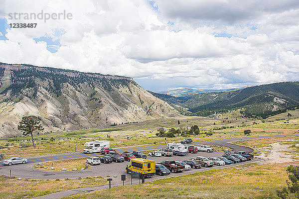 Touristenparkplatz im Tal  Yellowstone-Nationalpark  Wyoming  USA