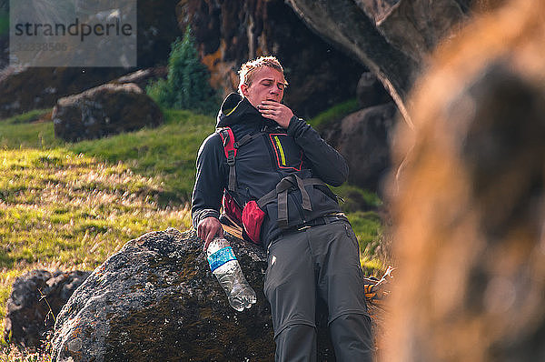 Bergsteiger macht Pause  Hatun Machay  Huaraz  Ancash  Peru