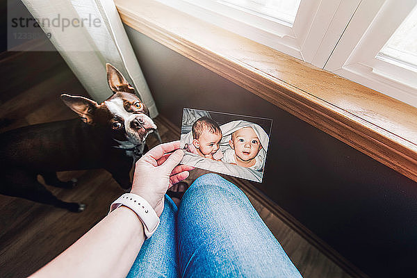 Mutter hält Foto von Zwillingsbaby Mädchen und Junge  persönliche Perspektive