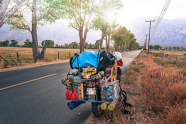 Beladenes Reisemotorrad am Straßenrand geparkt  High Sierra National Forest  Kalifornien  USA