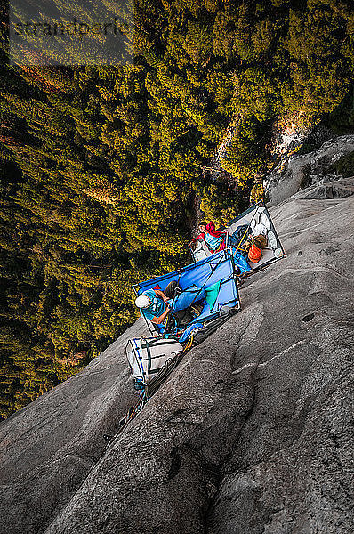 Zwei Bergsteiger auf Portalen auf dreifachem Direktflug  El Capitan  Draufsicht  Yosemite Valley  Kalifornien  USA