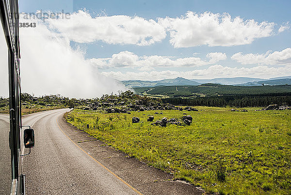 Landschaftsansicht von der Landstraße mit niedriger Bewölkung über dem Tal  Südafrika