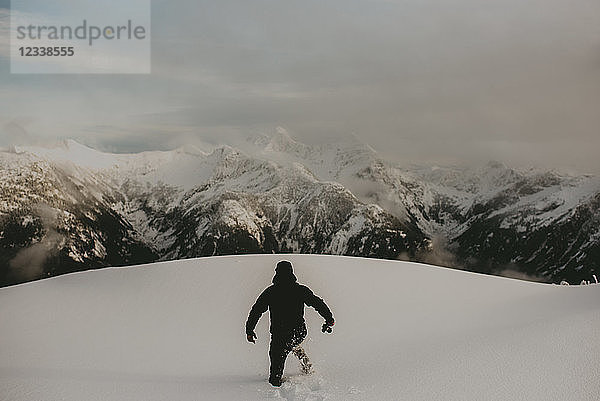Mann im Tiefschnee auf einem Berg  Abbotsford  Kanada