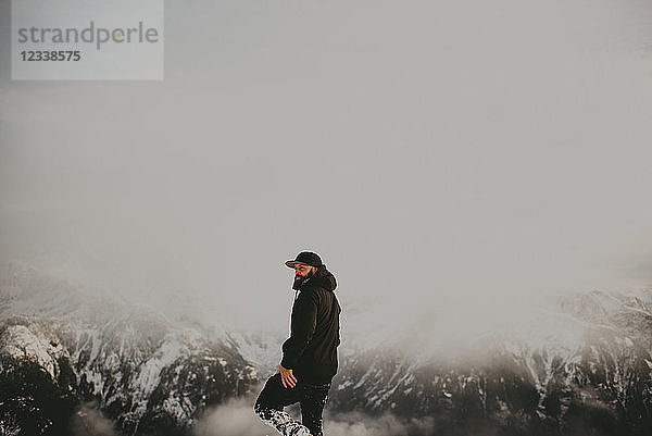 Mann auf schneebedecktem Berg  Abbotsford  Kanada