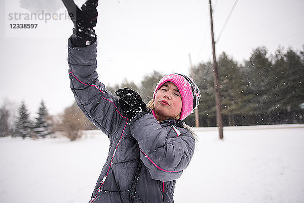 Mädchen spielt im Schnee