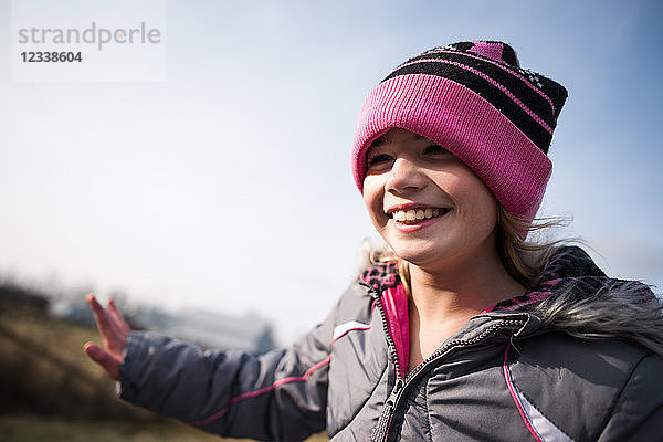 Glückliches junges Mädchen mit Beanie-Hut