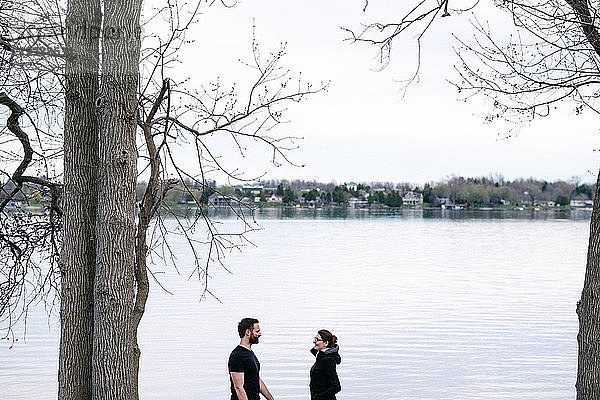 Ehepaar entspannt am See  Kingston  Kanada