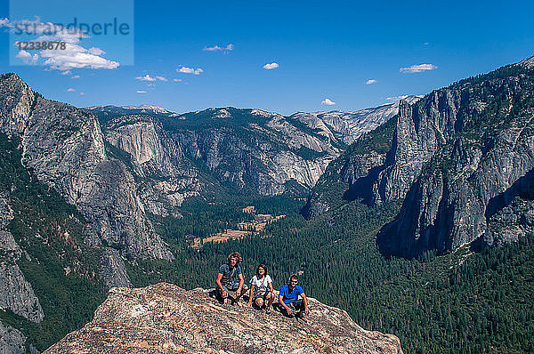 Freunde auf der Spitze der Höheren Turmspitze der Kathedrale  Yosemite Valley  Kalifornien  Vereinigte Staaten