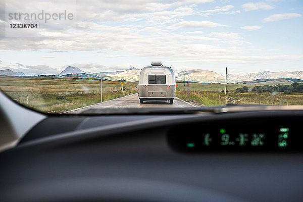 Windschutzscheibenansicht eines Wohnmobils auf der Straße vor dem East Glacier Park  Montana  USA