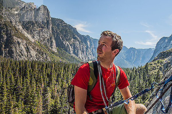 Felskletterer  Blick in die Ferne  Yosemite National Park  Vereinigte Staaten