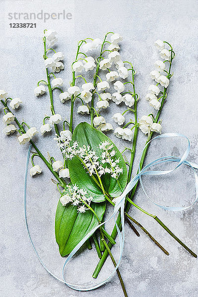 Maiglöckchen schneiden Blumen  Blätter und Bänder