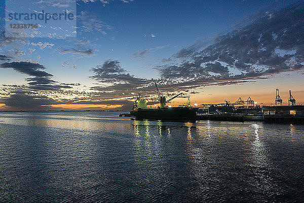 Frachtschiffe im Hafen  Manila  Philippinen