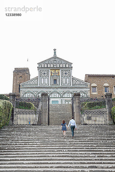 Junges Paar beim Treppensteigen  Kirche San Miniato al Monte  Florenz  Toskana  Italien