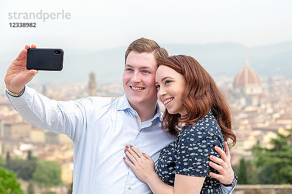 Junges Paar beim Selbermachen  Santa Maria del Fiore im Hintergrund  Florenz  Toskana  Italien