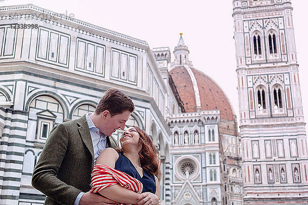 Junges Paar beim Umarmen  Santa Maria del Fiore  Florenz  Toskana  Italien