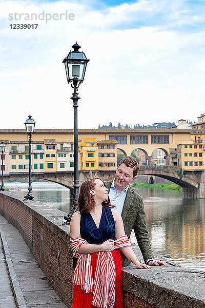 Junges Paar bei Ponte Vecchio  die alte Brücke  Florenz  Toskana  Italien