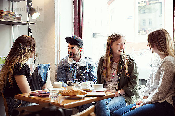 Freunde unterhalten sich bei Kaffee im Café