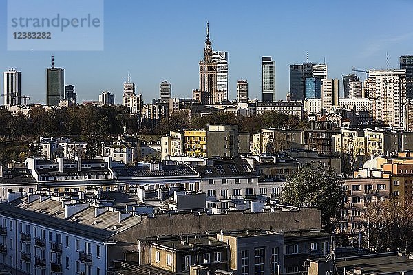 Stadtansicht  Wolkenkratzer im Stadtzentrum  im Zentrum des Palastes für Kultur und Wissenschaft  Pa?ac Kultury i Nauki Warschau  Polen  Europa