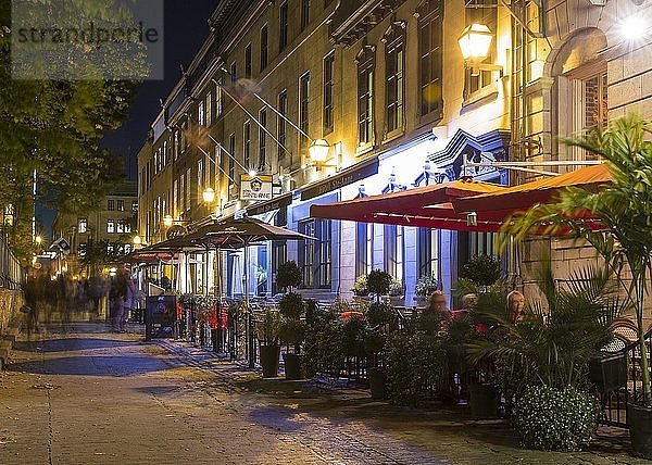 Straßencafé  Bistro am Abend in der historischen Altstadt von Québec  Provinz Québec  Kanada  Nordamerika