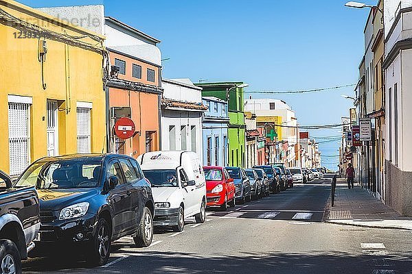 Straße mit bunten Häusern  San Cristóbal de La Laguna  Teneriffa  Kanarische Inseln  Kanarische Inseln  Spanien  Europa
