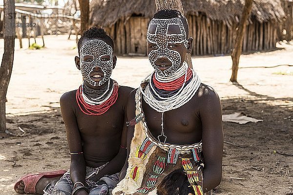 Zwei Mädchen mit traditioneller Gesichtsbemalung  Karo-Stamm  Region der südlichen Nationalitäten und Völker  Äthiopien  Afrika