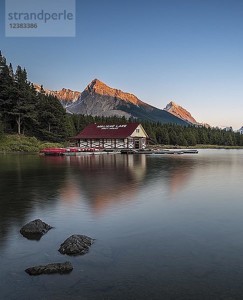Bootshaus mit Kanus an den Ufern des Maligne Lake  Sonnenuntergang  Jasper National Park  Rocky Mountains  Alberta  Kanada  Nordamerika
