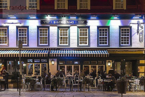 Straßencafé  Bistro am Abend in der historischen Altstadt von Québec  Provinz Québec  Kanada  Nordamerika