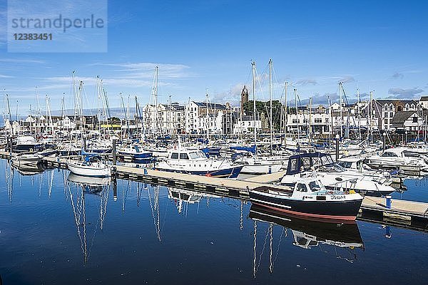 Stadtansicht mit Hafen  Peel  Isle of Man  Vereinigtes Königreich  Europa