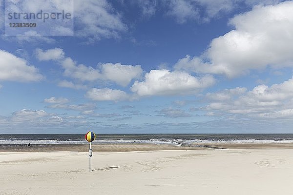 Sandstrand mit markiertem Strandabschnitt  menschenleer  belgische Küste  Blankenberge  Westflandern  Belgien  Europa