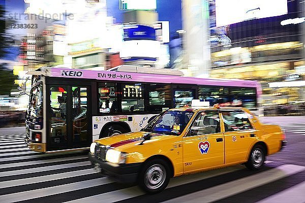 Infrastruktur  Verkehr  gelbes Taxi und Bus auf der Meiji Dori-Straße  Shibuja-Kreuzung  Tokio  Japan  Asien