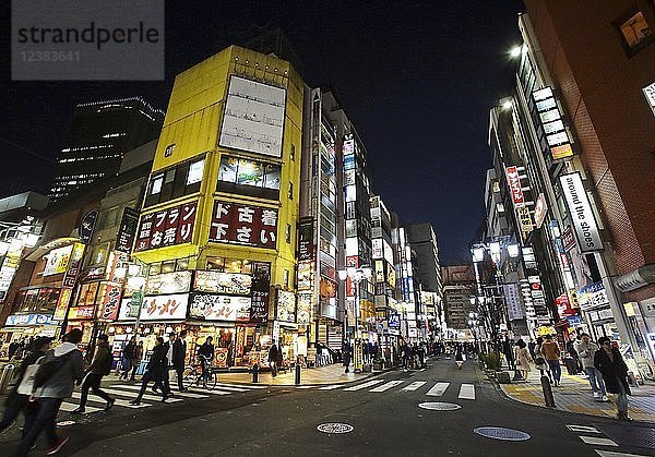 Straße mit bunter Leuchtreklame  Geschäften  Restaurants und Bars  Nachtansicht  Stadtteil Shinjuku  Tokio  Japan  Asien