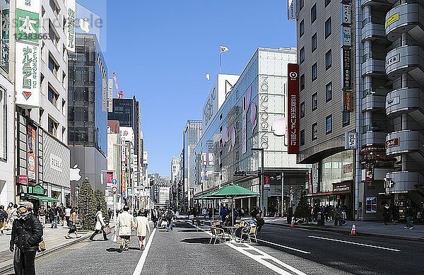 Einkaufsstraße Chuo-d?ri  reine Fußgängerzone am Wochenende  im Stadtteil Ginza  Tokio  Japan  Asien