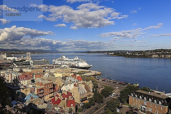 Kreuzfahrtschiff MS Veendam ankert vor der historischen Altstadt von Québec  St. Lawrence River  Québec  Provinz Québec  Kanada  Nordamerika