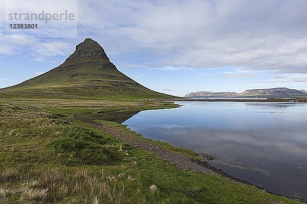 Berg Kirkjufell  Halbinsel Snæfellsnes  Island  Europa