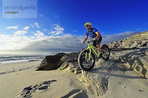 Mountainbiker mit Fatbike am Strand  Radtour am Die Plaat Beach  Naturschutzgebiet  De Kelders  Gansbaai  Westkap  Südafrika  Afrika