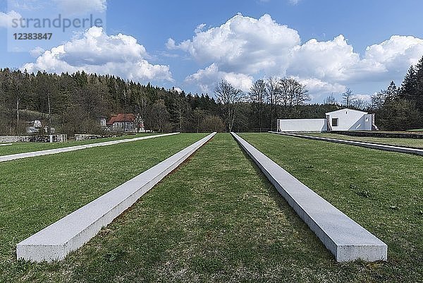 Markierte Fundamente der ehemaligen Häftlingsbaracken in der KZ-Gedenkstätte Flossenbürg  Flossenbürg  Oberpfalz  Bayern  Deutschland
